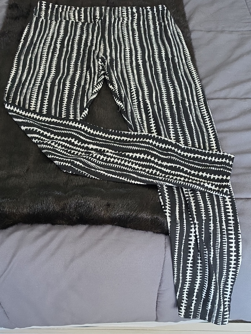 LuLaRoe Gray and White Graphic Stripe Leggings